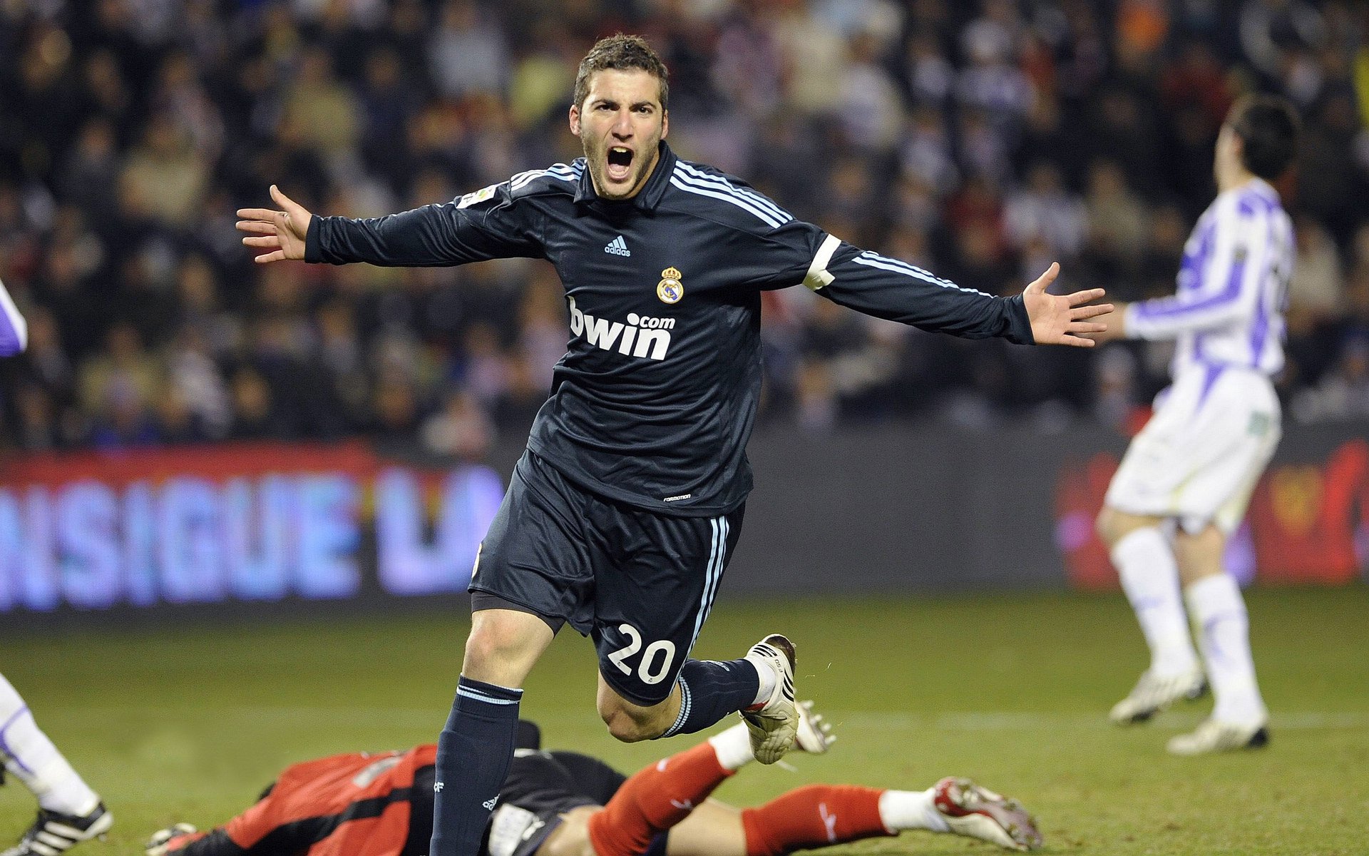 天使之翼与高卢雄鸡,当唯一性在维也纳的雨夜同时闪耀