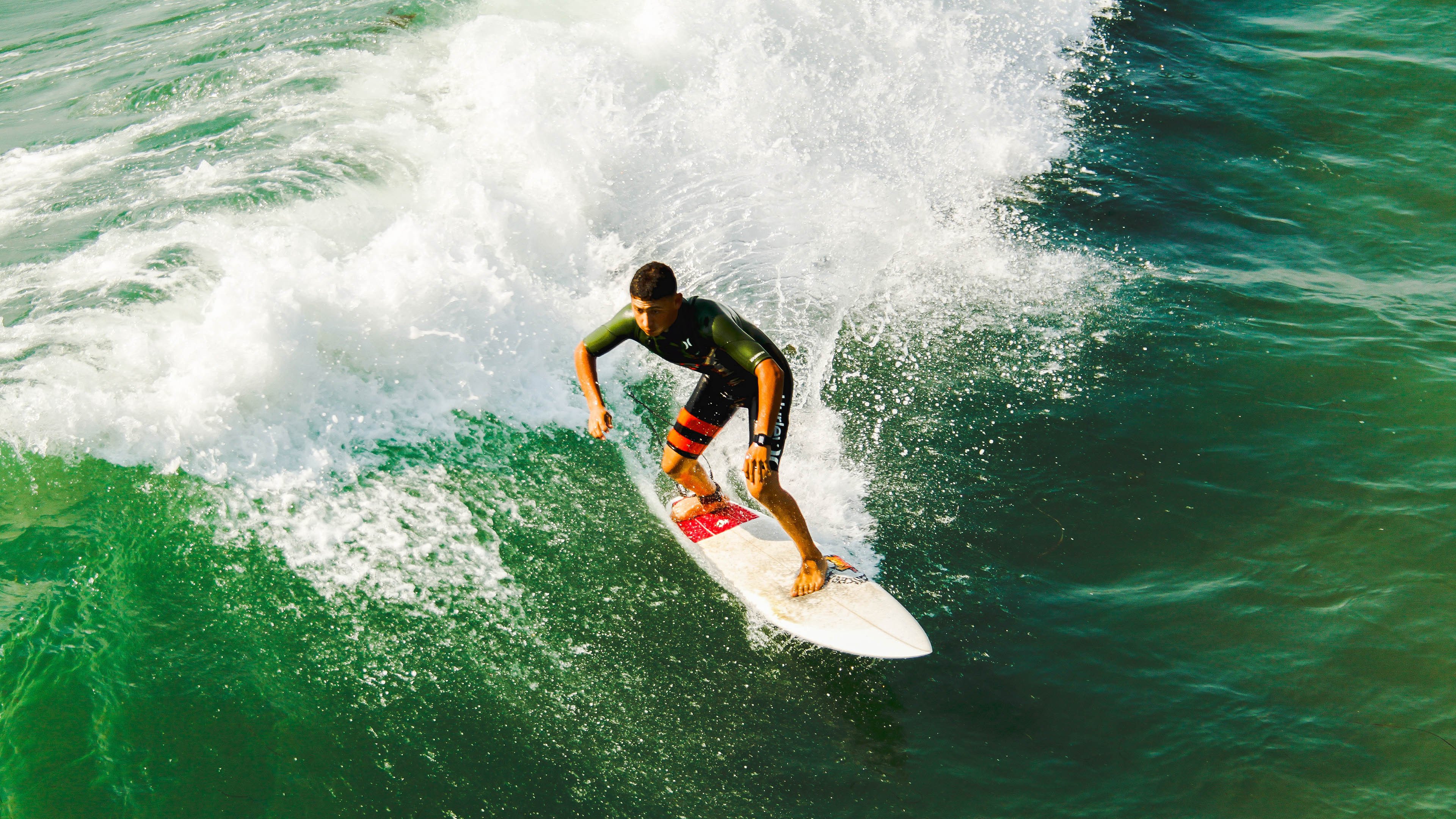 绿茵场与天山脚,竞技之夜的唯一性回响