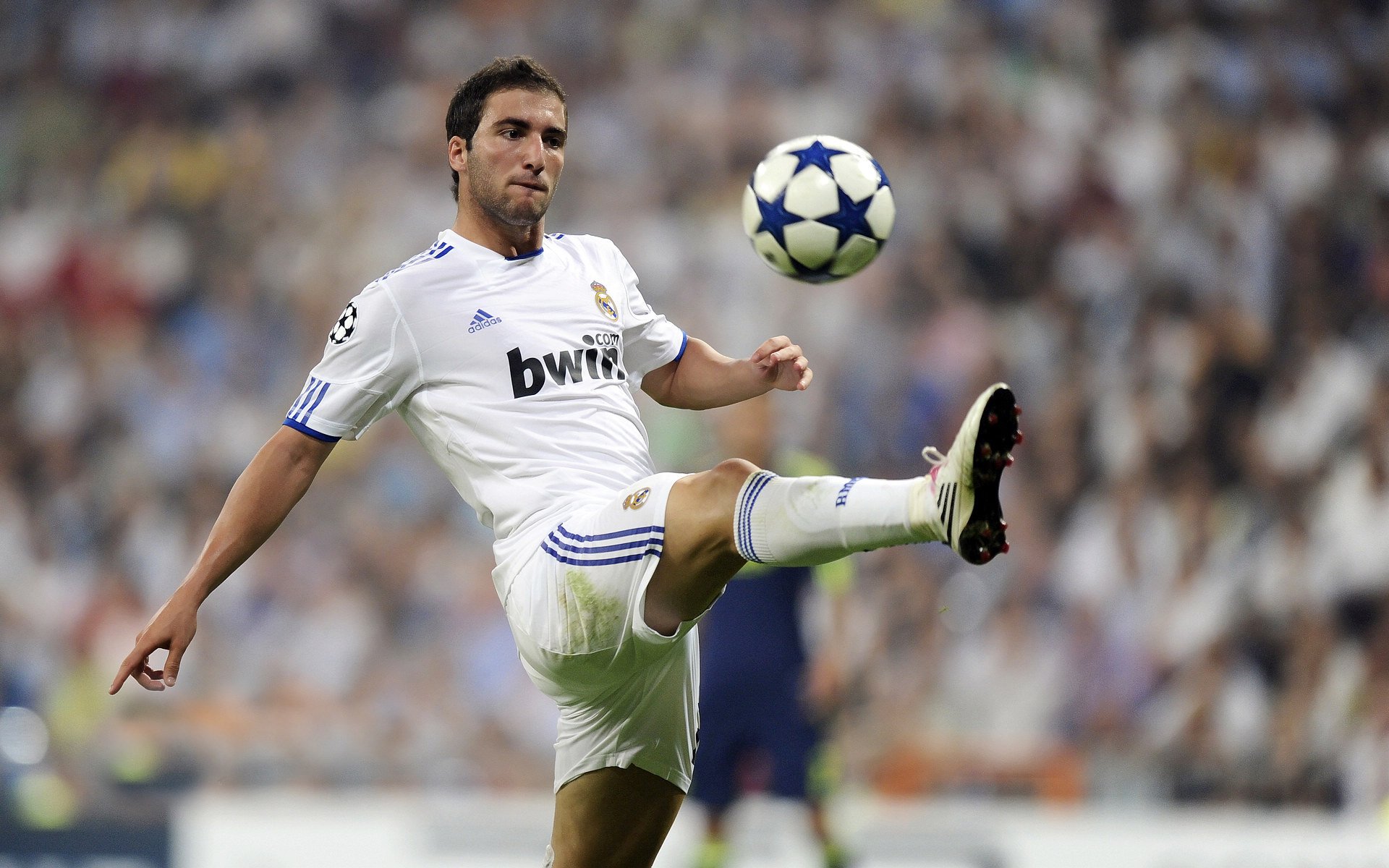 维尼修斯爆发引领新时代，厄瓜多尔争冠战启示，巴萨如何走出困境？